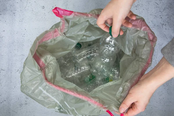 Ręczne Zbieranie Plastikowych Butelek Usunięcia Worku Śmieci Gotowym Recyklingu Gospodarowania — Zdjęcie stockowe