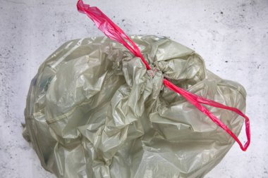 Plastik atık için yeşil plastik çöp torbası, geri dönüşüme hazır, atık yönetimi üst görünüm eko