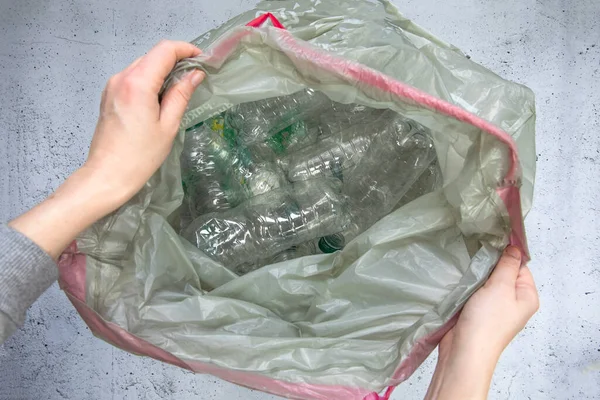 Hand Krijgen Van Plastic Flessen Verwijderen Vuilniszak Klaar Recyclen Afvalbeheer — Stockfoto