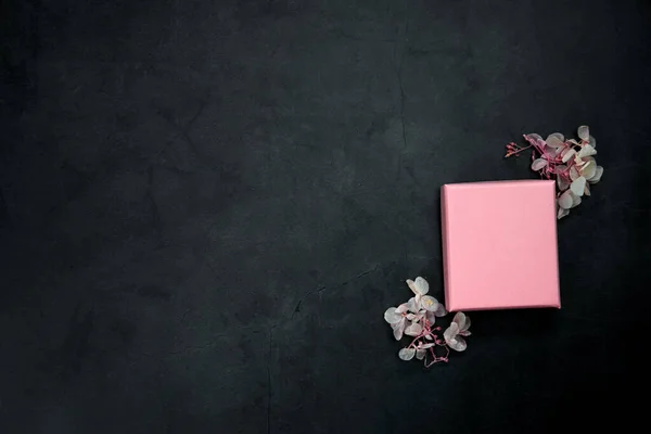 Rosa Geöffnete Oder Geschlossene Geschenkschachtel Auf Grauem Betongrund Ansicht Von — Stockfoto