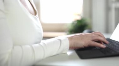 İş kadını profesyonel kullanıcı ellerinin dizüstü bilgisayarda klavye kullanarak bilgisayar başında oturması bilgisayar yazılımları uygulamaları teknoloji konseptiyle online çalışması, yan görünümü kapatması.
