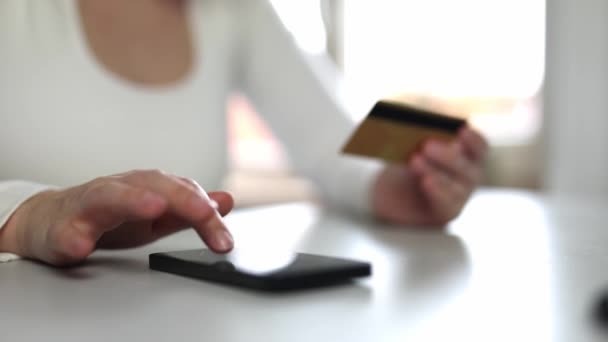Frau Besitz Einer Kreditkarte Mit Mobilen Instant Payments Hause Lächelnde — Stockvideo
