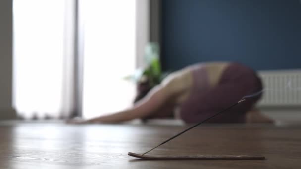 Mujer Joven Practicando Yoga Casa Haciendo Asanas Infantiles Mirando Hacia — Vídeo de stock