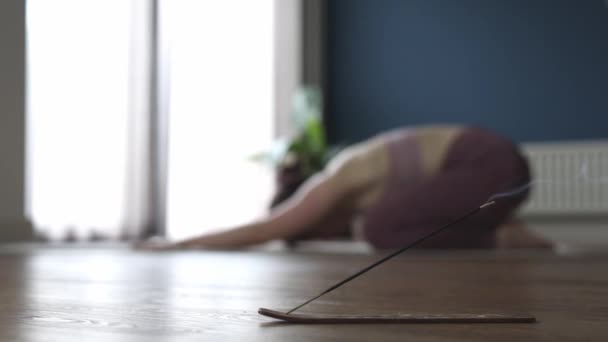 Jovem Mulher Praticando Ioga Casa Fazendo Asanas Infantil Virada Para — Vídeo de Stock