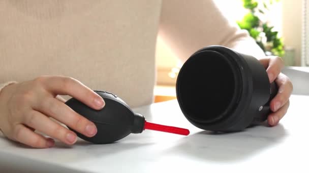 Limpeza Lente Câmera Digital Mãos Limpando Poeira Frente Lente Com — Vídeo de Stock
