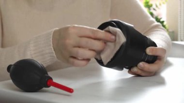 Dijital kamera lenslerini temizlemek, objektifin önündeki tozları masa korumasında özel bir temizlik seti bombasıyla temizlemek.