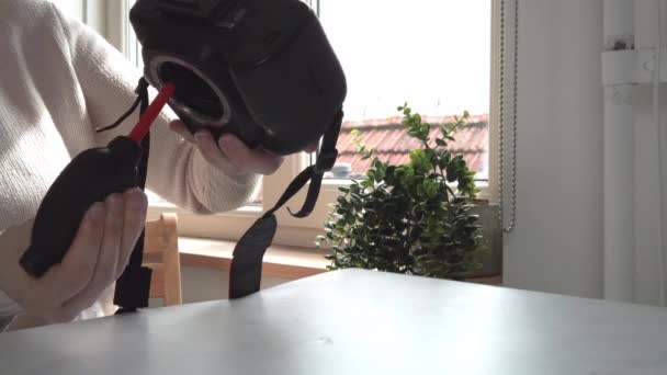 女性摄影师用炸弹清洗飞镖相机 用镜子4K的相机传感器擦拭灰尘 — 图库视频影像