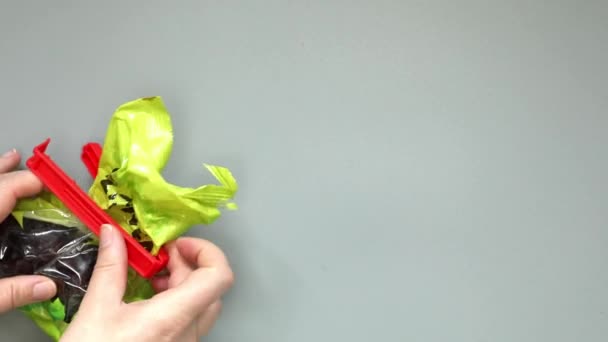 Руки Відкривають Затискачі Харчових Пакетів Зберігання Їжі Свіжих Пластикових Затискачів — стокове відео