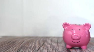 Çekiçle dolu pembe seramik domuz kumbarasını ezmek. Hammer porselen tabakasını parçaladı. Ekonomik kriz. Yoksulluk. Porselen kapora, para tasarrufu, madeni paralar konsepti 4k
