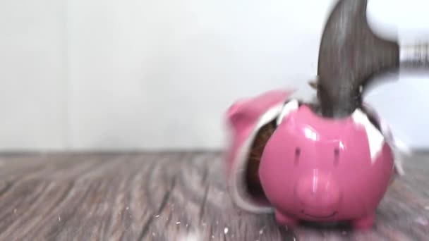 Zmiażdżenie Różowej Ceramicznej Świnki Bank Pełen Drobnych Młotem Hammer Rozbija — Wideo stockowe