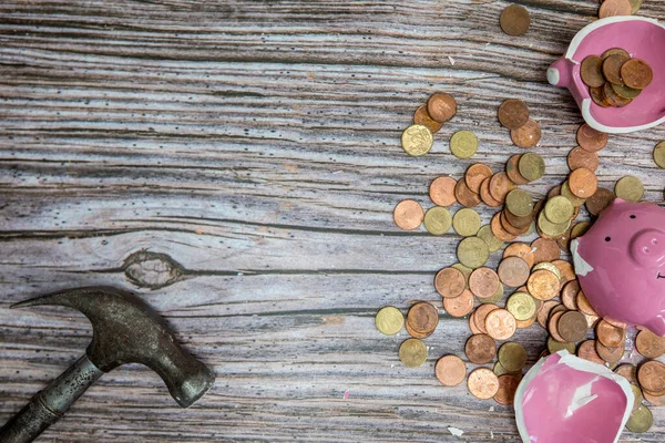 Broken Piggy Bank Hancur Berkeping Keping Dengan Palu Dengan Uang — Stok Foto