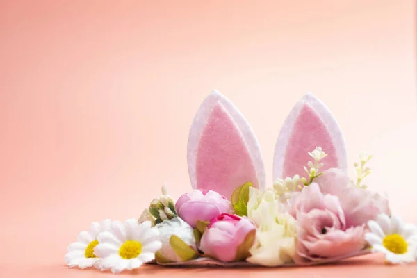 Frühling Urlaub Kreativen Hintergrund Mit Hasenohren Mit Blütenblumen Auf Pastellrosa — Stockfoto