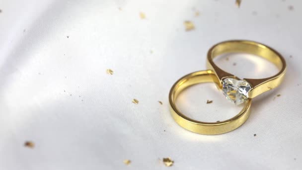 金戒指和白色背景的钻石结婚 婚用珠宝配饰 有复制空间 订婚戒指闪闪发光 — 图库视频影像