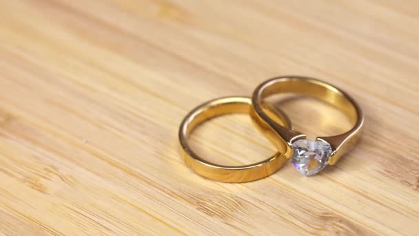 Bruiloft Gouden Ringen Met Diamant Houten Tafel Achtergrond Beelden Voor — Stockvideo