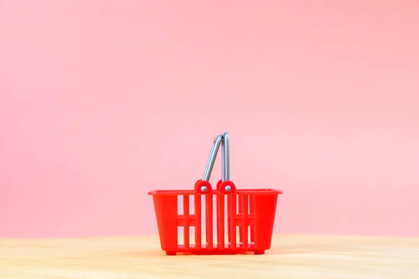 Cestino Rosso Vuoto Sfondo Rosa Supermercato Sfondo Spesa Tavolo Legno — Foto Stock