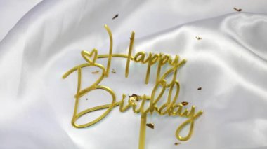 Beyaz saten arka planda 