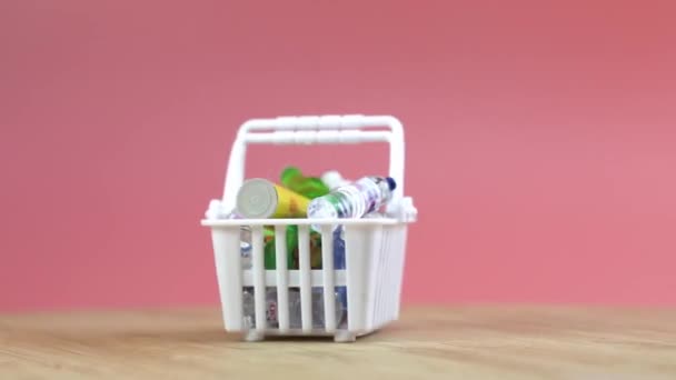 Pełny Koszyk Zakupów Jedzenie Artykuły Spożywcze Koszyku Różowym Tle Przestrzeń — Wideo stockowe