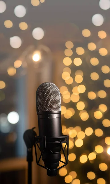 Microfone Estúdio Luzes Néon Equipamento Gravação Som Fundo Bokeh Podcast — Fotografia de Stock