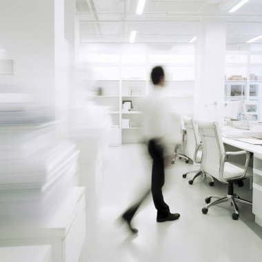 Bir iş merkezinin koridorunda yürüyen iş adamları, hareket bulanıklığı olarak telaffuz edildi, kalabalık, modern aydınlık ofis hareketi dağıldı. ofis arkaplanı meşgul