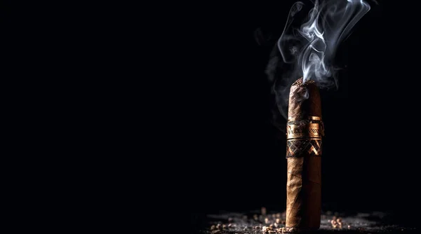 Brinnande Brun Cigarr Med Rök Svart Bakgrund Med Kopieringsutrymme Kubanska — Stockfoto