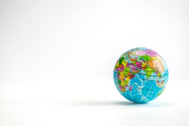 Dünya çevre günü konsepti. Beyaz arka planda Dünya küre modeli. Metin için kopyalama alanı olan tüm ülkeler