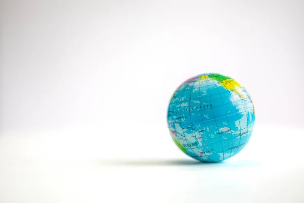 Dünya Çevre Günü Konsepti Beyaz Arka Planda Dünya Küre Modeli — Stok fotoğraf