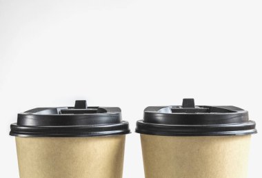 Çevre dostu kahve fincanı, beyaz arka planda izole edilmiş paket kâğıt kahve fincanı. Sıfır atık ve ekoloji kavramı. Çevre dostu tek kullanımlık kahverengi kağıt bardak tasarımı yakın plan