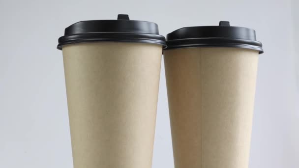 Umweltfreundliche Einweg Kaffeetassen Aus Braunem Papier Auf Weißem Hintergrund Tassen — Stockvideo