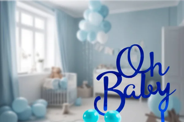 妊娠発表の背景とテキスト青い赤ちゃんの男の子の部屋でああ赤ちゃん グリーティングカード ベビーシャワー招待状 赤ちゃんの誕生 ぼやけた背景新生児の概念コピースペース — ストック写真