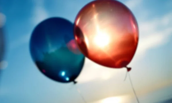 Pestrobarevné Heliové Balónky Modré Obloze Pozadí Festivalu Rozmazané Happy Birthday — Stock fotografie