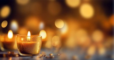 Bulanık arka planda yanan mum ışıkları, dekoratif altın renkli mum ışıkları fotokopi alanı, tatil, yeni yıl, mutlu noeller, şenlik, parti için konsept alan