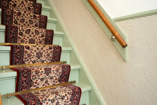 アンティークカーペットランナーのクローズアップ レトロなデザインのヴィンテージ木製の階段 アンティークの家の階段の階段室内 — ストック写真