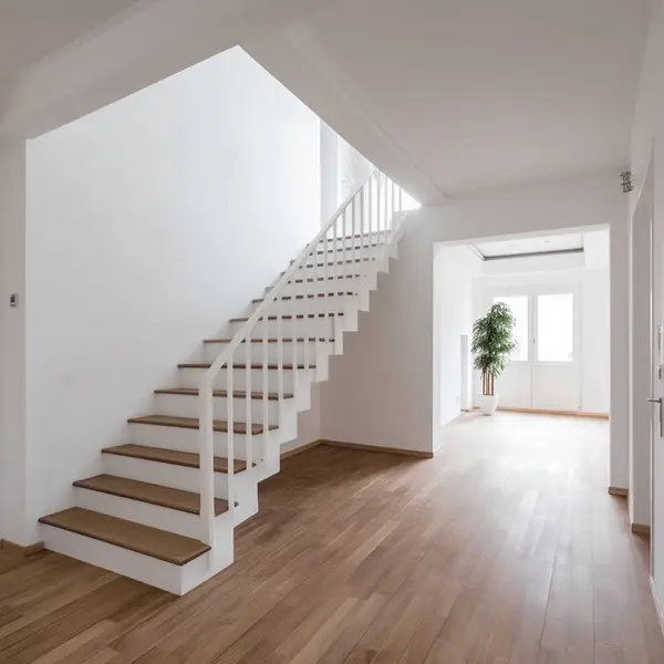 带有木制楼梯的新的现代空房子 时尚住宅走廊的内部 楼梯豪华住宅 白天的木地板空客厅 供出售的房子 公寓美 — 图库照片