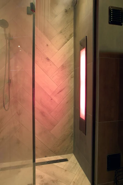 バスルームでのサンシャワー 紫外線 ライトながら 水が流れて輝く 紫外線でサラリウムを作りました 赤外線ライトボディリラックス贅沢 — ストック写真
