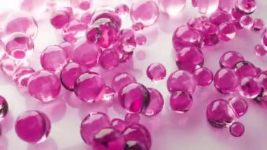Soyut arka planda sıvı baloncuklu pembe serum. Kolajen molekülleri ile sıvı özlü jel. Cilt ve güzellik için nemlendirici krem veya yağ.