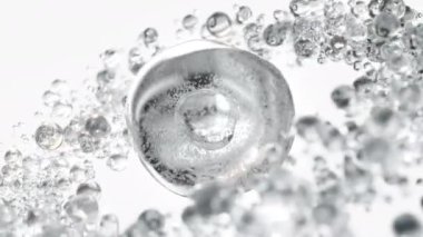 Soyut arka planda sıvı baloncuklu kozmetik serumunu temizle. Kolajen molekülleriyle zenginleştirilmiş hidratlaştırıcı özlü jel. Gelişmiş cilt bakımı, güzellik ve cilt sağlığı için nemlendirici krem veya yağ.