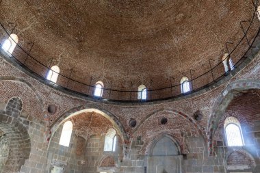 Akhmediye Camii Akhaltsikhe (Rabati) Kalesi 'nin iç manzarası sert taş duvarlar, eski soluk freskler ve büyük kubbe, Gürcistan.