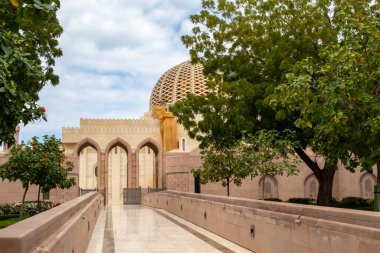 Umman, Muscat 'taki Büyük Cami Sultan' ın girişi. Duvarlarda Kuran yazılıdır..