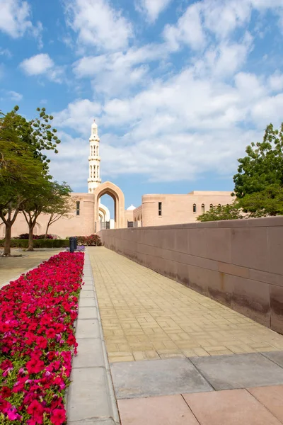 stock image Entrance to Sultan Qaboos Grand Mosque in Muscat, Oman. On the walls Quran scriptures are written.