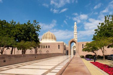 Muscat, Umman 'daki Büyük Cami' ye giriş..