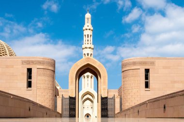 Umman, Muscat 'taki Büyük Cami Sultan' ın girişi. Duvarlarda Kuran yazılıdır..