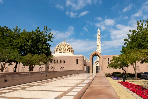 Muscat, Umman 'daki Büyük Cami' ye giriş..