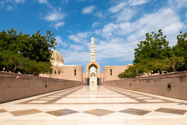 阿曼马斯喀特的苏丹卡布斯大清真寺入口 等距景观 — 图库照片