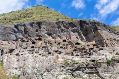 Gürcistan 'daki Vardzia mağara manastırı, manzara, mağaraları, tünelleri ve kayalara oyulmuş konutları olan dağ yamacı..