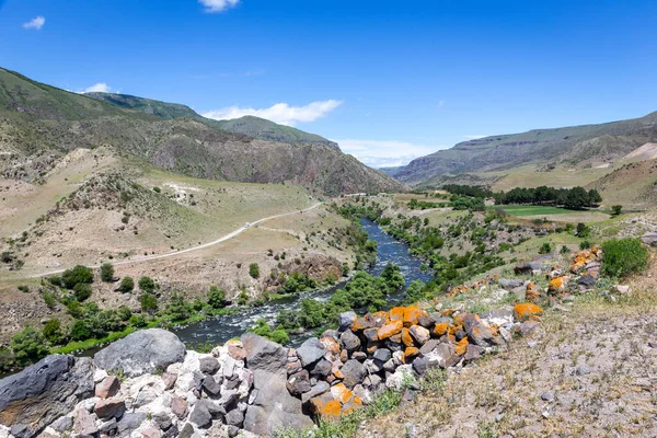 格鲁吉亚南部Samtskhe Javakheti地区的Mtkvari河谷景观 背景为郁郁葱葱的绿色植被 五彩斑斓的石头和小高加索山脉 — 图库照片