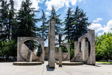 Kutaisi, Georgia, 04.06.21. Yaşasın Emek Anıtı, E. Amashukeli, I. Bastanashvili, 1981. Kutaisi Eski Kasabasında bronz ve mermer soyut Sovyet dönemi heykelleri.