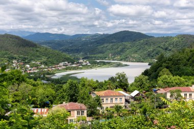 Kutaisi kırsal kesimlerinde Rioni nehir vadisi ve geleneksel yerleşim binaları, yeşil yemyeşil bitki örtüsü ve tepeler yaz, Georgia.