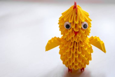 El yapımı sarı origami Paskalya pilici beyaz arka plana karşı, boşluğu kopyala.