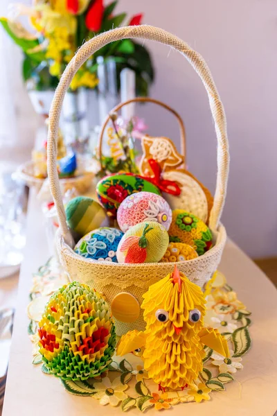 Table Decorated Traditional Easter Basket Colorful Handmade Easter Origami Eggs — Stock Photo, Image
