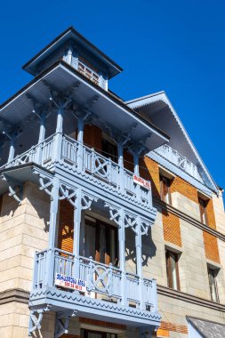 Borjomi, Georgia, 08.06.2021. Geleneksel Borjomi bina cephesi mavi oyulmuş ahşap balkon doğu tarzı.